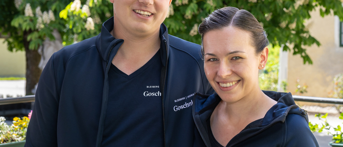 Florian und Johanna Lämmerer vor dem Mesnerhaus in Irdning