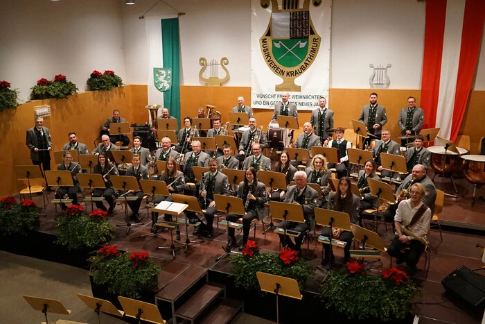 Unter der Leitung von Bezirkskapellmeister Vinzenz Keimel lud der Musikverein Kraubath zum traditionellen Weihnachtswunschkonzert. Anlässlich des 150-jährigen Jubiläums gab der Musikverein gleich mehrere Highlights der letzten Jahrzehnte zum Besten und begeisterte die Zuhörer im Kraubather Dorfsaal.
