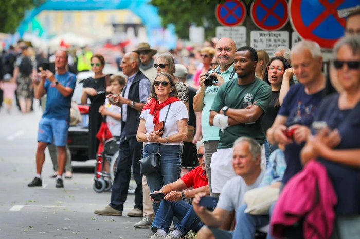Viele Besucherinnen und Besucher säumten die Franz-Josef-Straße und den Hauptplatz in Leoben, um die Marschierenden zu sehen und zu beklatschen.
