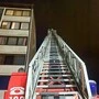 Nur mit einer Drehleiter konnte der Falke in 27 Metern Höhe von der Feuerwehr befreit werden