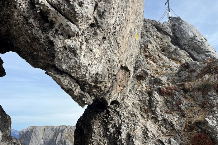 „Bei der Bergtour auf die Schaufelwand im Hochschwabgebiet hat man durch das Felsenloch einen schönen Blick auf den Grießstein“, freut sich Hannes König aus Trofaiach bei seiner Tour.