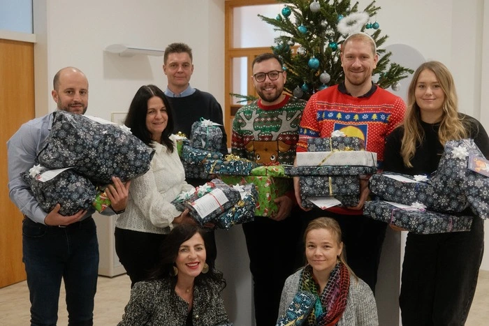 Die Polymer Competence Center Leoben GmbH mit Sitz in Leoben (kurz PCCL) hat ihren Mitarbeitenden LE- Gutscheine zu Weihnachten geschenkt. Viele stellten ihre Gutscheine der Spendenaktion „Geschenk fürs Christkind“ zur Verfügung.
