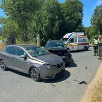 Die Autos kollidierten im Kreuzungsbereich