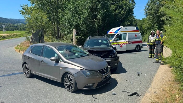Die Autos kollidierten im Kreuzungsbereich