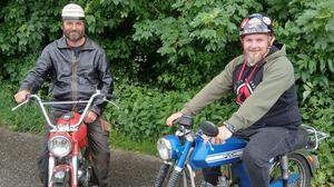 Siegfried Wolfgruber (l.) und Stefan Wieser fuhren mit ihren Puch-Mopeds von Trofaiach ins 420 Kilometer entfernte Lignano zur „Italian Bike Week“.