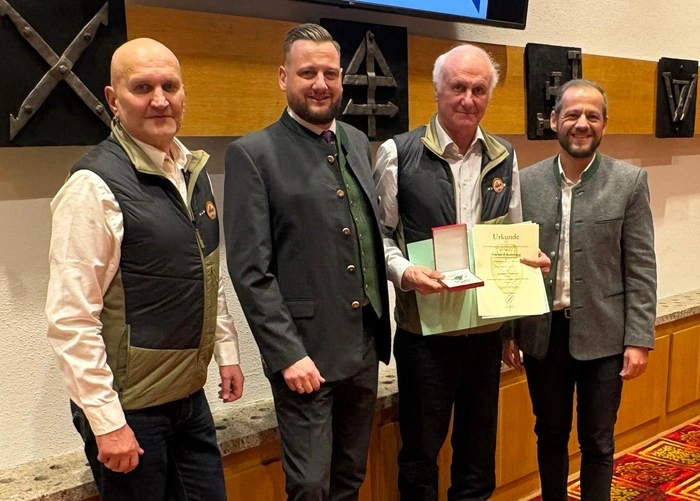Gerhard Auernigg (2.v.r.) wurde beim Festakt ausgezeichnet. Als Gratulanten waren Michael Jeschelnig (Land Steiermark), Bürgermeister Thomas Rauninger und Heribert Fritz (Lawinenkommission Eisenerz) mit dabei