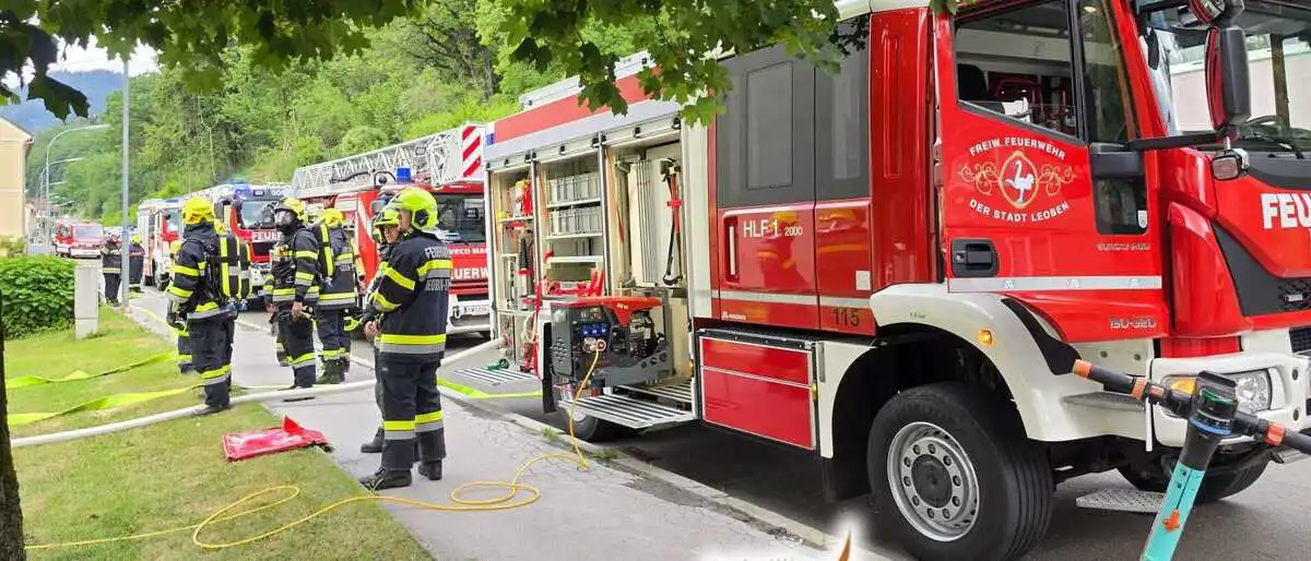 30 Feuerwehrleute waren bei dem Brand in der Leobener Proleberstraße im Einsatz