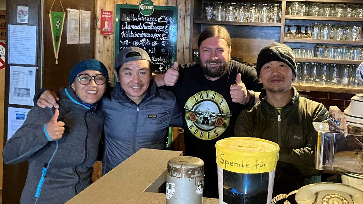 Pemba Diki Sherpa, Phura Nuru Sherpa, Hütten-Chef Gerhard Pilat, Phuntsok Tashi Sherpa (v.l.) schaukeln mit Hütten-Chefin Jennifer Braier und Marcus Theuermann (beide nicht im Bild) die Reichensteinhütte