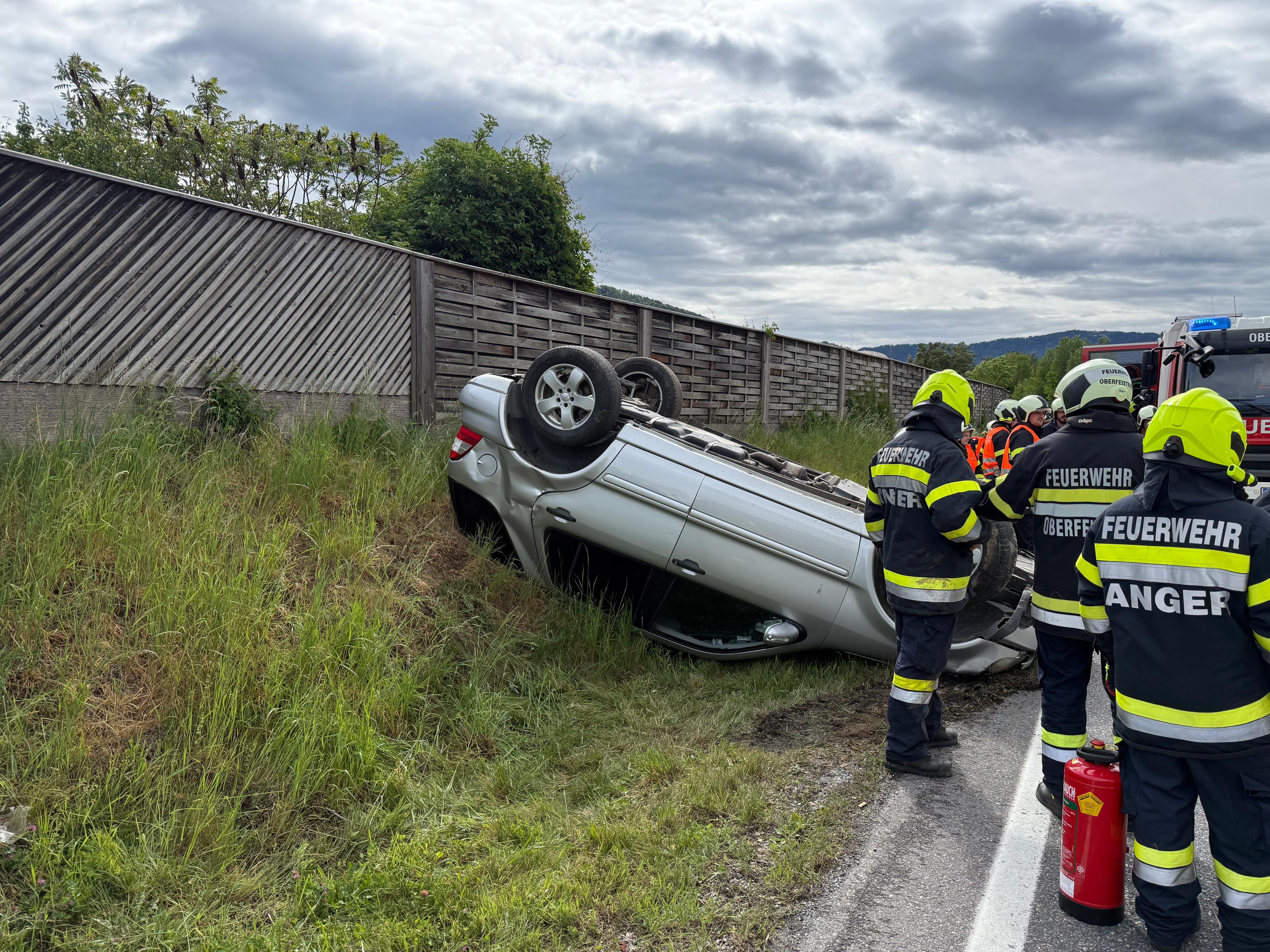 Von-der-Stra-e-abgekommen-Ein-Verletzter-nach-Unfall-auf-der-B72-in-Anger