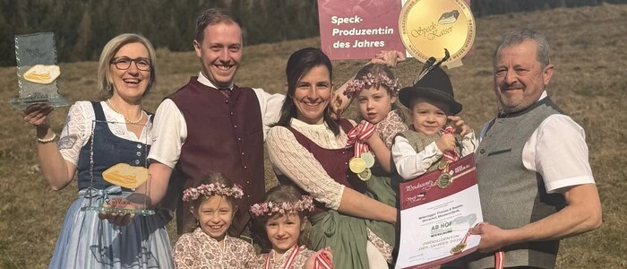 Die Girnerhof-Familie im Freudentaumel: Sophie und Thomas Mitteregger freuen sich mit ihren Kindern sowie Monika und Franz Mitteregger über viele Auszeichnungen