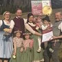 Die Girnerhof-Familie im Freudentaumel: Sophie und Thomas Mitteregger freuen sich mit ihren Kindern sowie Monika und Franz Mitteregger über viele Auszeichnungen
