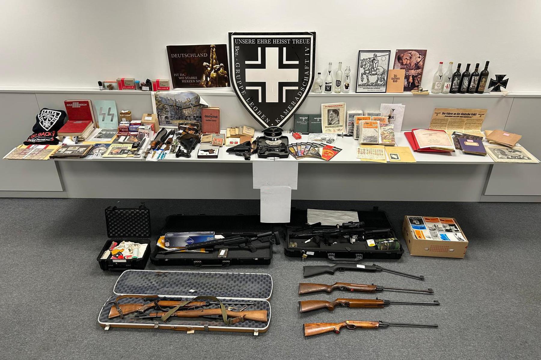 Hausdurchsuchung in Leoben: 44-Jähriger hortete Waffen, Suchtmittel und Nazi-Devotionalien