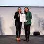Manuela Raith (l.), Vizerektorin für Finanzen und Infrastruktur der Montanuniversität Leoben, bei der feierlichen Übergabe des Zertifikats durch Claudia Plakolm, Bundesministerin für Europa, Integration und Familie (rechts) 