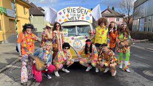 Beim großen Faschingsumzug in Leoben gingen die Hippies mit „Flower Power“ zu Werke