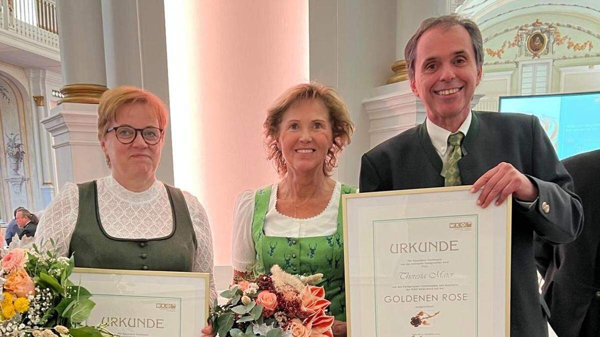 Johanna Altmann und Theresia Maier mit WKO-Regionalstellenleiter Alexander Sumnitsch in Graz