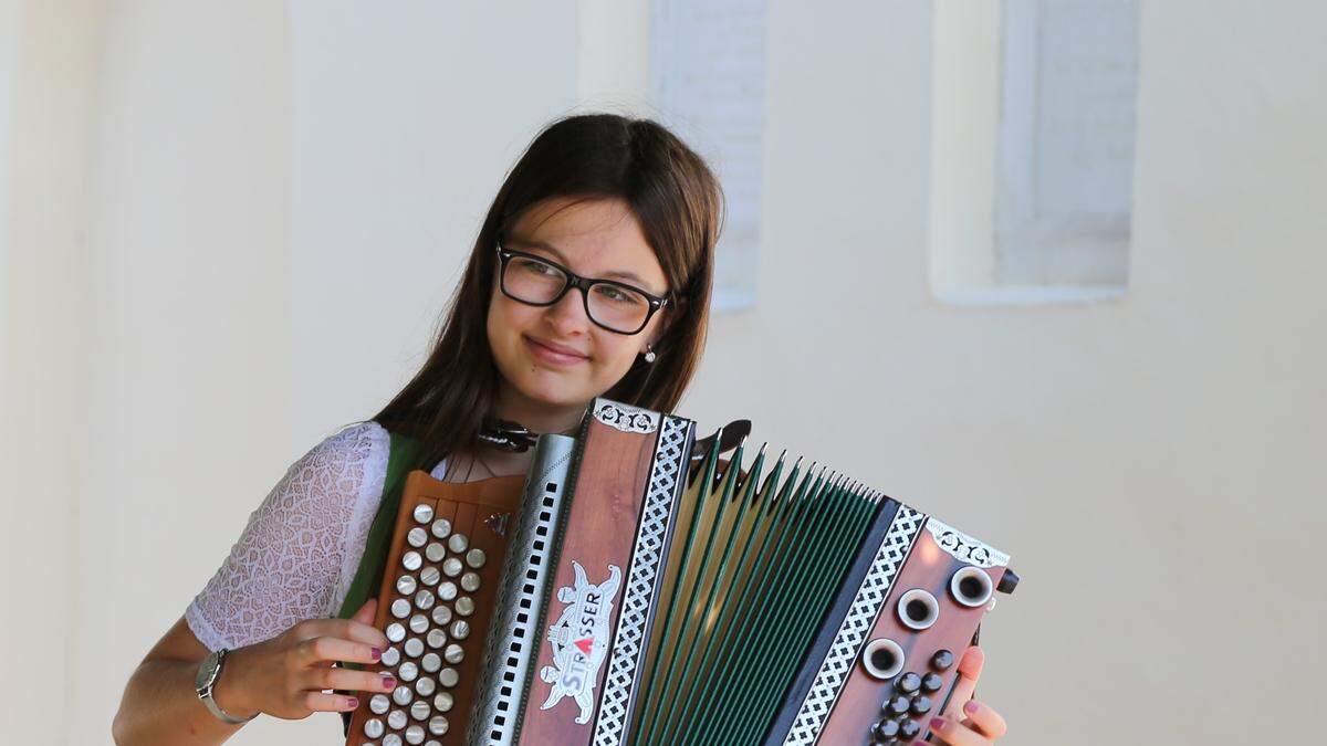 Johanna Steinegger (14) aus Kammern ist ein wahres Ass an der Steirischen Harmonika und wurde bereits mehrfach für ihre Leistungen preisgekrönt