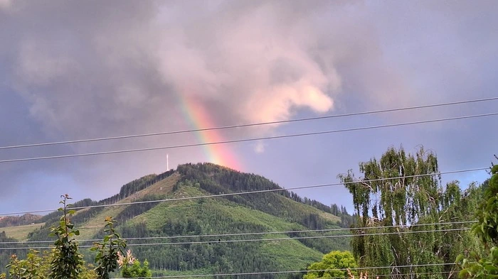Ein spektakulärer Schnappschuss eines „Regenbogen-Vulkanausbruchs“ auf der Mugel