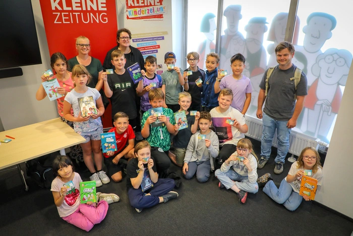 18 Meisterdetektivinnen und -detektive mit ihren Lehrern Manuela Radaelli und Gregor Feistl