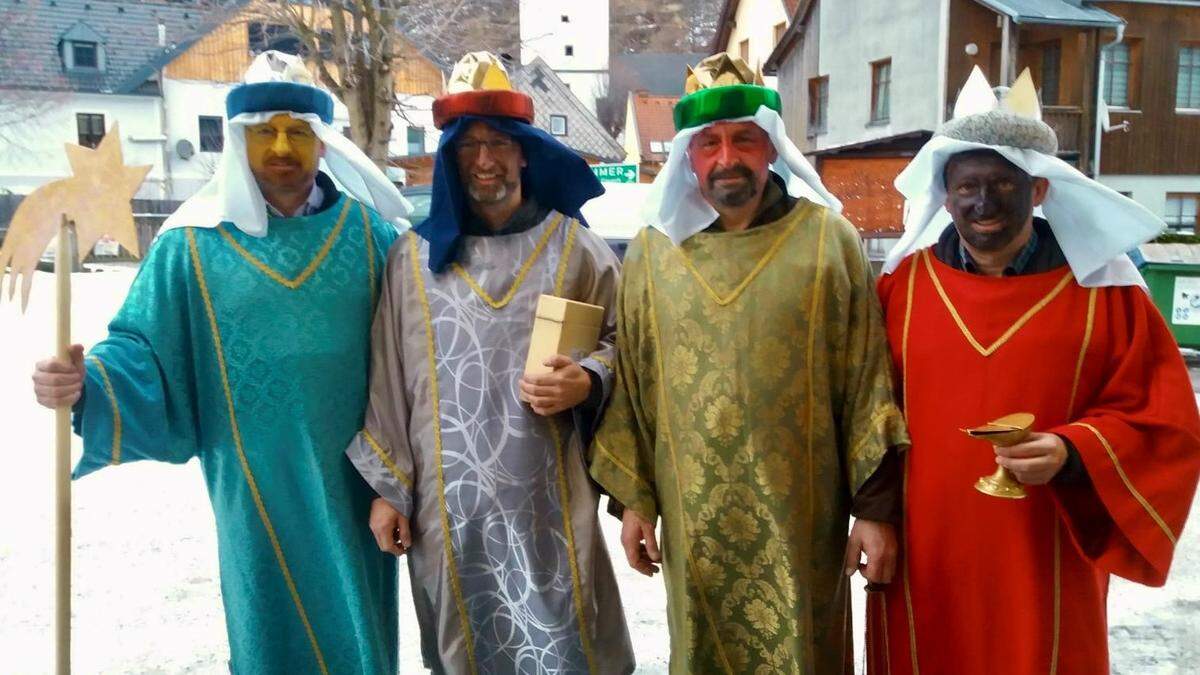 Die Brüder Hans, Christian, Sebastian und Kurt Schober sind am Freitag, dem 5. Jänner, in Kalwang als Sternsinger unterwegs