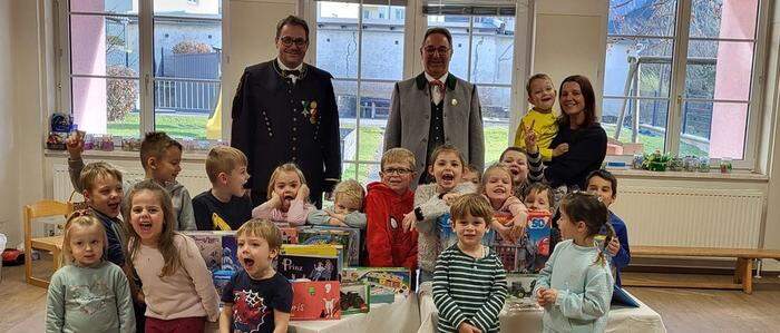 Andreas Swoboda (Stadtmusikkapelle) und Alfred Ebenberger (Bergmusikkapelle) übergaben den Reinerlös eines Gemeinschaftskonzertes an die beiden Eisenerzer Kindergärten 