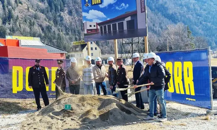 Zwölf Spaten waren beim Spatenstich für das neue Rüsthaus in Kalwang notwendig