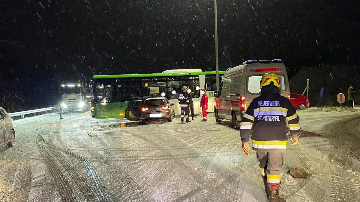 Auf schneeglatter Fahrbahn kollidierten Donnerstagfrüh ein Linienbus und ein Pkw im Gemeindegebiet von St. Peter-Freienstein