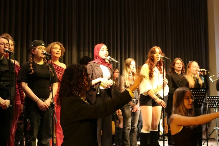 Im Festsaal der Musikschule Eisenerz fand der traditionelle Kulturabend des BORG Eisenerz statt, an dem die Schülerinnen und Schüler des Kreativzweigs alljährlich ein abendfüllendes Programm bieten.