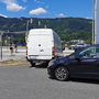 Mit dem weißen Kastenwagen verließen die „Spendensammler“ schnell das Supermarkt-Gelände in Leoben