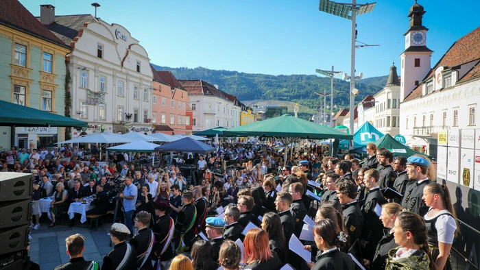 Mit mehr als tausend Gästen wurde das Bergstadtfest Freitagabend auf dem Leobener Hauptplatz feierlich eröffnet.