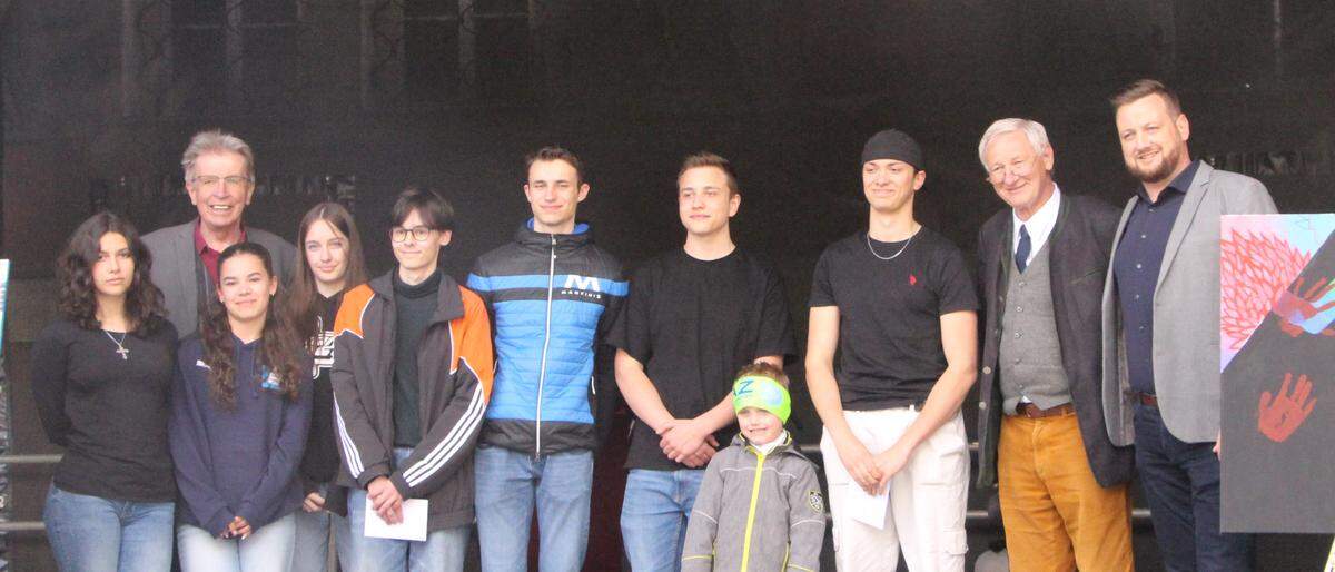 Die Preisträger des ersten Eisenerzer Jugendkulturpreises, Schülerinnen und Schüler der HAK Eisenerz mit Gratulanten
