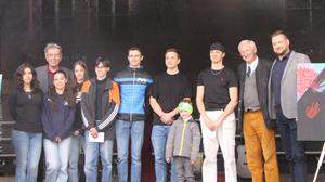 Die Preisträger des ersten Eisenerzer Jugendkulturpreises, Schülerinnen und Schüler der HAK Eisenerz mit Gratulanten