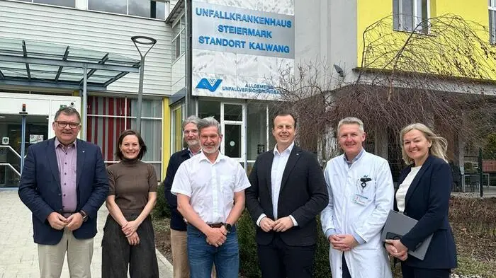 Gesundheitslandesrat Karlheinz Kornhäusl besuchte diese Woche das von der Allgemeinen Unfallversicherungsanstalt (AUVA) betriebene UKH Steiermark Standort Kalwang, um sich ein Bild vom laufenden Betrieb und der medizinischen Versorgung vor Ort zu machen. 