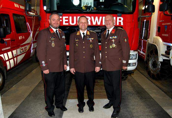 Abschnittsfeuerwehrkommandant Andreas Köck (M.) mit dem Vordernberger Kommando Dieter Wally und Christian Lanner.