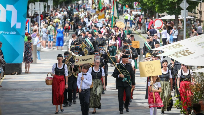 Ein Höhepunkt des Bergstadtfestes Leoben war Samstagnachmittag die große Bergparade mit mehr als 1600 Teilnehmern von 65 Knappenvereinen, Musikkapellen, Verbindungen und Landsmannschaften.