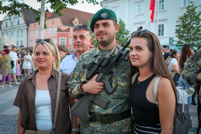 Nach der Angelobung gab es 15 Minuten lang den Fototermin mit den Familienangehörigen, das „militärische Kuddelmuddel“.