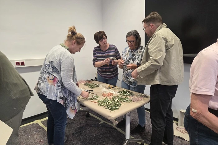 Beim Workshop „Blumenkranz gestalten“ gab Florist Johann Obendrauf Tipps für Frühlingskränze, ehe es ans Gestalten ging.