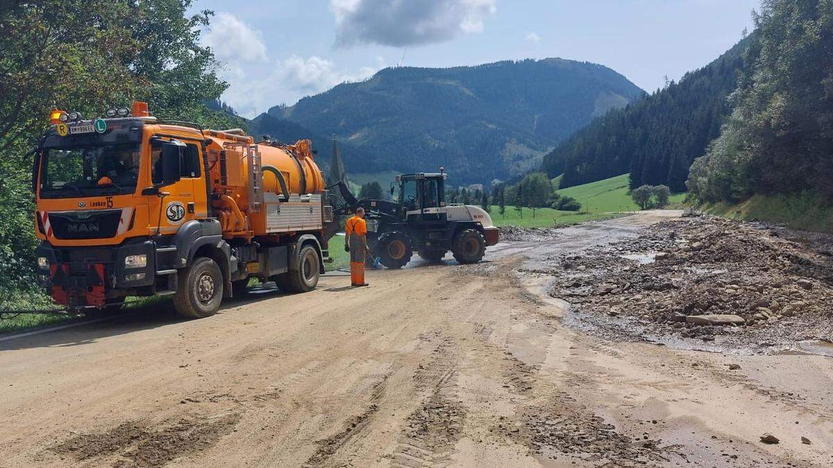 Mitarbeiter des Straßenerhaltungsdienstes, der Wildbachverbauung und der VA Erzberg sind derzeit bei der Absicherung der B 115 im Bereich des Murenabgangs im Einsatz