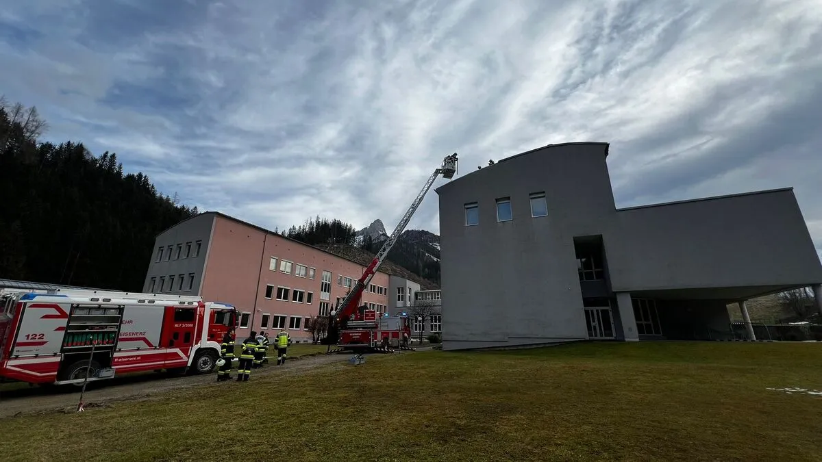 Die Mitglieder der Freiwilligen Feuerwehr Eisenerz sicherten die Schäden am Dach provisorisch ab