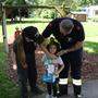 Mia Lilu bekam auch einen Feuerwehrhelm aufgesetzt, nachdem die Feuerwehr Leoben-Göss sie als Überraschung vom Kindergarten abgeholt hat