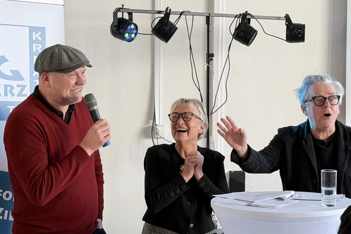 Als prominente Gratulanten stellten sich Kabarettist und Schauspieler Thomas Stipsits, Schauspieler Johannes Silberschneider, ORF-Legende Christine Brunnsteiner ein. ECO-Moderator Dieter Bornemann schickte eine Videobotschaft.
