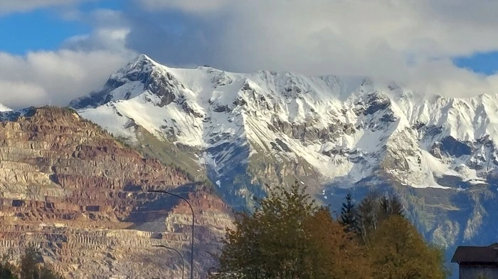 Der Erzberg im Vordergrund und der mächtige Reichenstein im Hintergrund