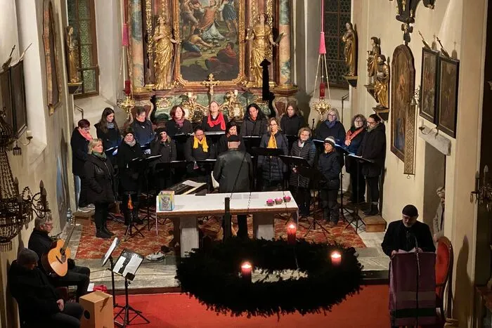Das diesjährige Adventkonzert des Chores „Primavera“ in der Pfarrkirche St. Stefan ob Leoben sorgte für besinnliche Stimmung. 
Den Mitwirkenden, neben dem Chor „Primavera“ noch Christine Brunnsteiner als Sprecherin, Heimo Gladik an der Gitarre und Johann Sarcletti auf der Cajon als musikalische Gäste, gelang es mit Liedern, Texten und Musikstücken jene Stimmung zu schaffen, die sich viele Besucher gerade im Advent gewünscht hatten, um vor dem Weihnachtsfest zur Ruhe zu kommen. 
Wie bei all seinen Konzerten stellt der Chor seit mehr als zehn Jahren den Reingewinn seiner Einnahmen der Aktion „Steirer helfen Steirern“ zur Verfügung. 
