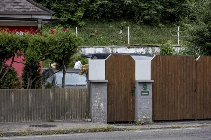Hinter diesem Zaun stießen die Polizisten auf die grausige Bluttat