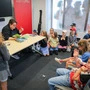 Kinderbuchautorin Karin Ammerer feierte mit drei Volksschulklassen „15 Jahre Kinderzeitung“ im Büro der Kleinen Zeitung in Leoben