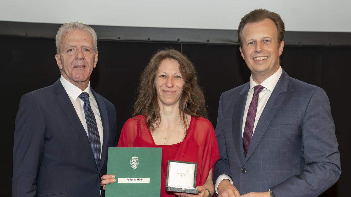 Muaythai-Kickboxerin Rebecca Köck, die 2022 steirische Sportlerin des Jahres war, wurde vergoldet. ASKÖ-Präsident Gerhard Widmann (l.) und Landesrat Karlheinz Kornhäusl gratulierten