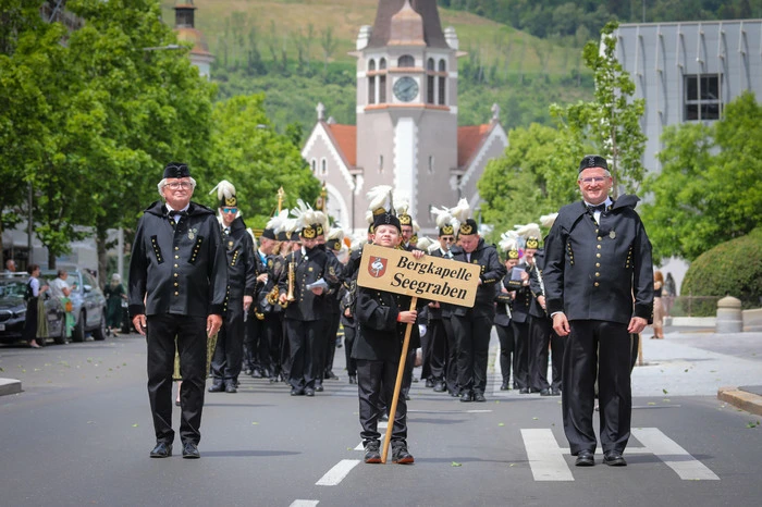 Angeführt von den Ehrengästen spielte die Bergkapelle Seegraben als erste Musikkapelle zünftig auf.
