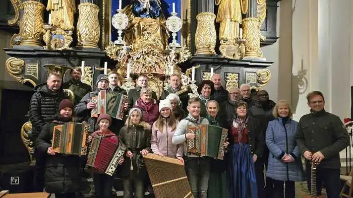 In der Wallfahrtskirche fand in St. Peter-Freienstein der besinnliche Freiensteiner Advent statt. Organisiert von Gabriele und Gottfried Hubmann traten verschiedene Musikensembles auf.