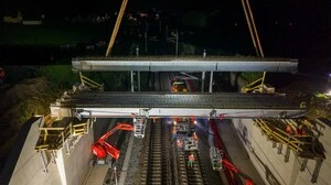 Zwei Nächte lang wurden in Niklasdorf-Foirach die Hauptarbeiten beim Einheben des Tragwerks der neuen Bahnüberfahrtsbrücke erledigt 