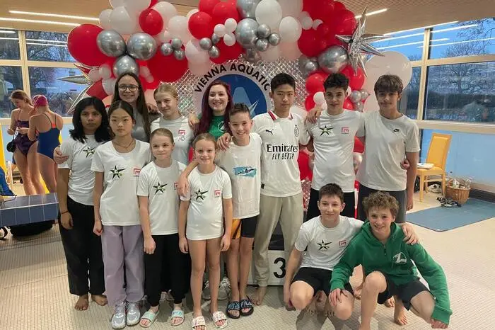 Eine starke und erfolgreiche Wettkampfwoche liegt hinter der Schwimmsektion der Sportvereinigung Leoben. Kurz vor Weihnachten zeigten sich die Schwimmerinnen und Schwimmer in Bestform und kehrten sowohl vom internationalen Großevent in Ungarn als auch vom Weihnachtsschwimmen in Wien mit einer beeindruckenden Medaillensammlung und neuen steirischen Rekorden zurück.