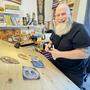 Arnold Siegmund gestaltet derzeit eine Tischplatte mit seiner in Holz gebrannte Kunst